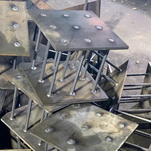 在确定阿克苏预埋件位置时，需要考虑以下几点